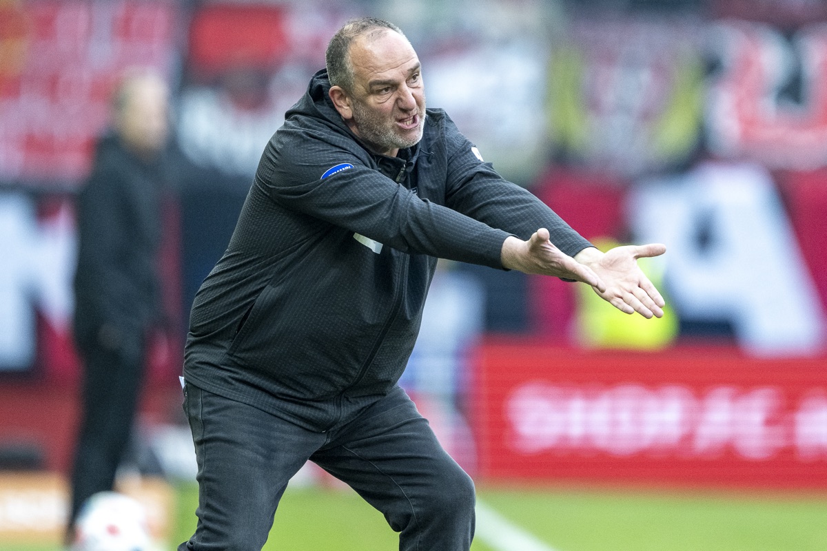 Trainer in einer intensiven Coaching-Reaktion am Spielfeldrand