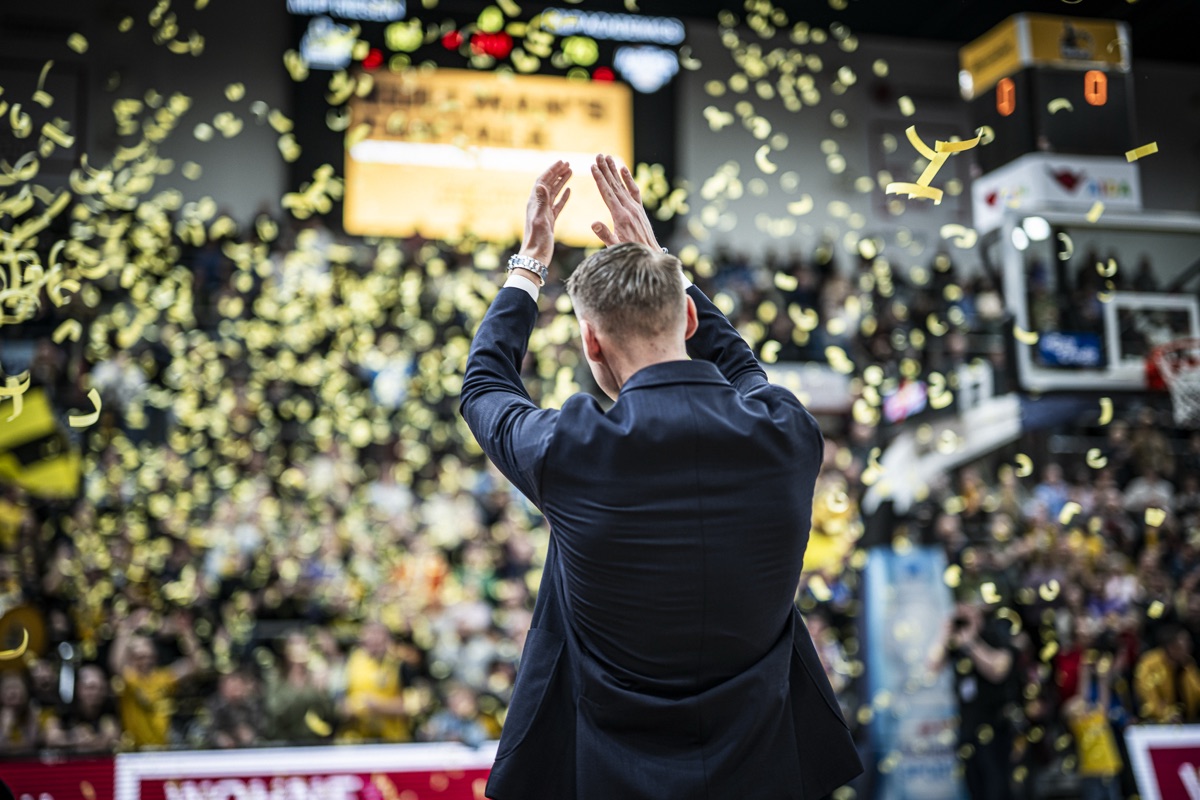 MHP RIESEN Ludwigsburg: Headcoach applaudiert den Fans im gelben Konfettiregen