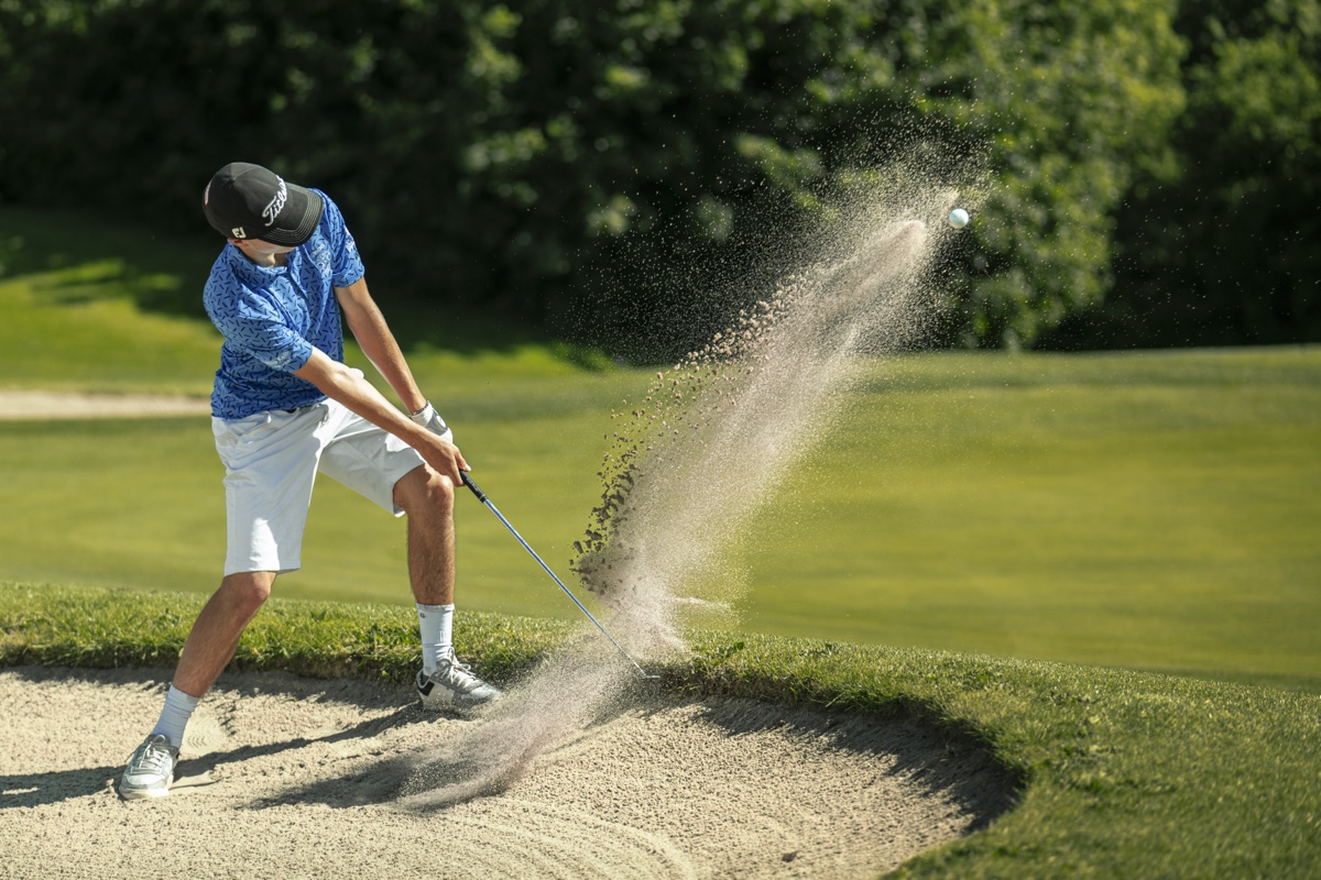 Bunkerschlag: Sand stiebt in einer Wolke aus dem Bunker