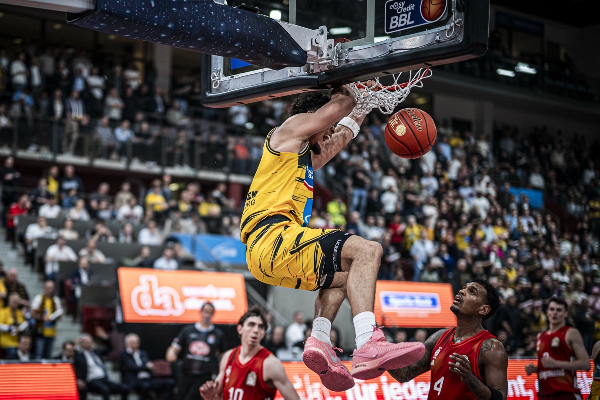 MHP RIESEN Ludwigsburg: Dunk am Korb, Verteidiger im roten Trikot schauen zu