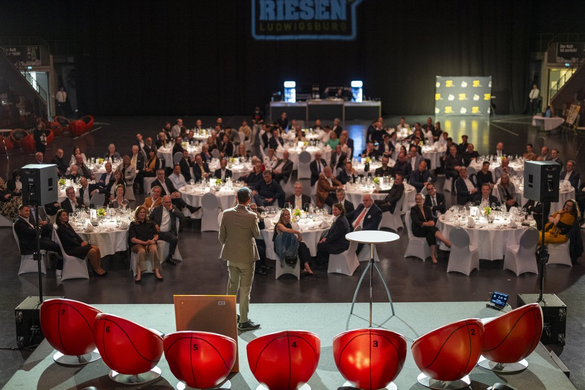 Blick von der Bühne über die Basketball-Sessel in den vollen Saal